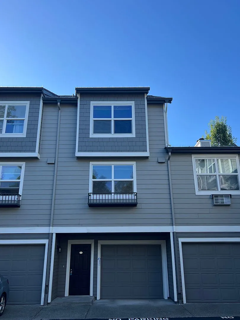 Stunning Northwynd Condominium for Lease near Vancouver Waterfront & Beaches - 714 SE Fairwinds Loop — Photo 1