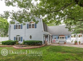 963 Sycamore Ave, Bohemia, NY 11716