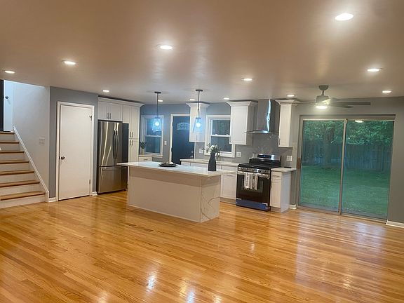 4th image of 33 E 159th St