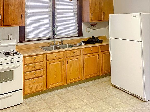 2nd image of 429 1/2 Guy St