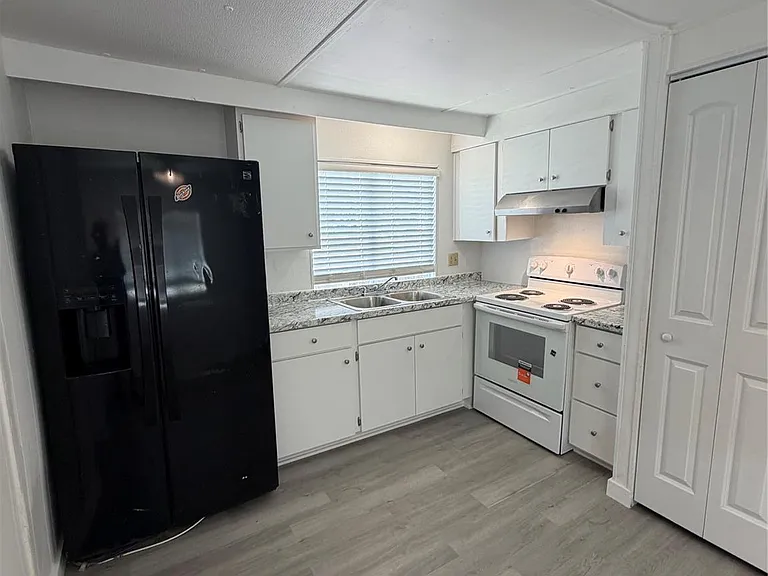403 Avenue E — Photo 8