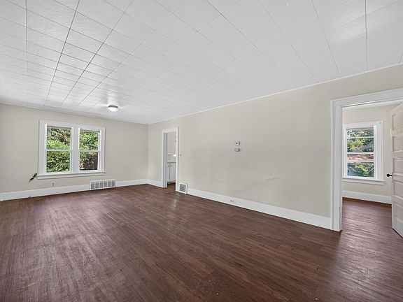 5th image of 1682 Edwin St