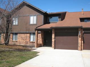 10 Creekside Cir APT B, Elgin, IL 60123