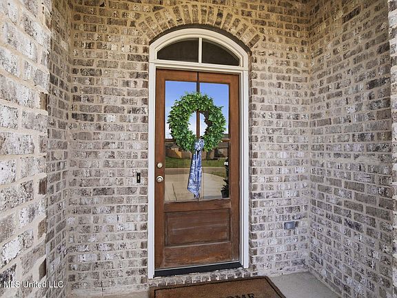 5th image of 170 Chartleigh Cir