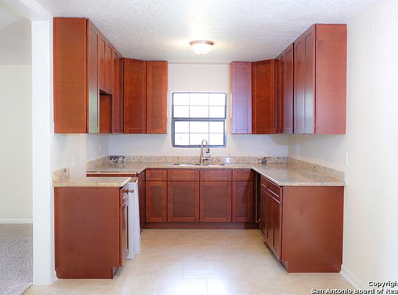 5th image of 415 Concord Pl