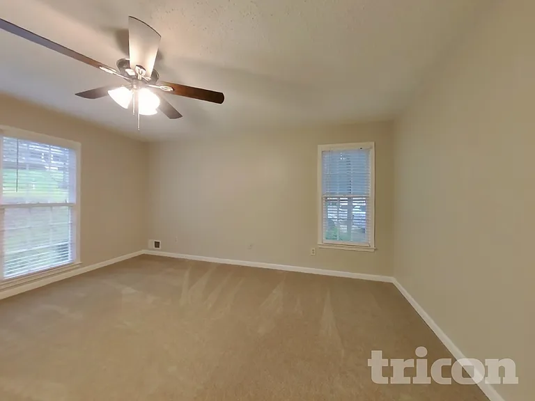 649 Stratford Dr — Photo 8