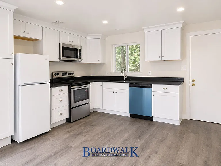 886 S Montgomery St — Photo 6