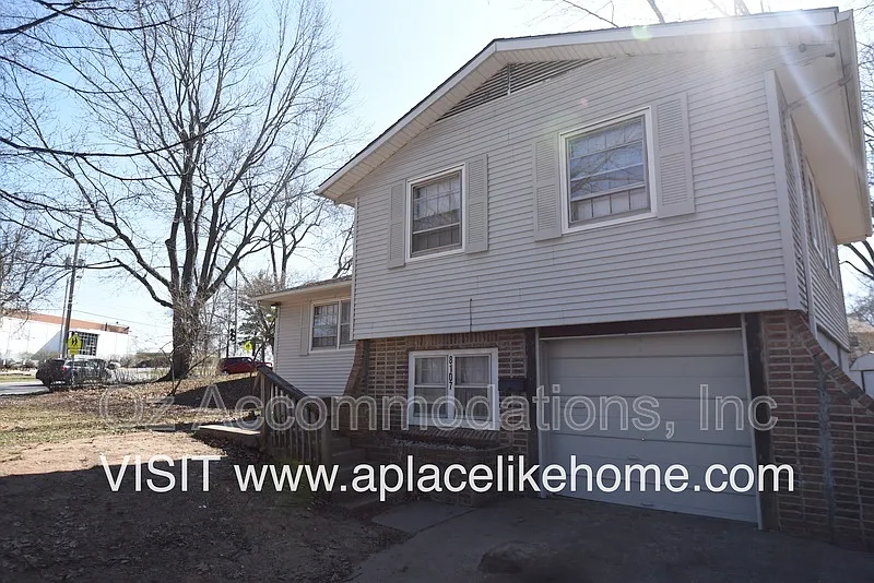 3 bed, 1.0 bath, 1009 sqft, $1,450 — Photo 3