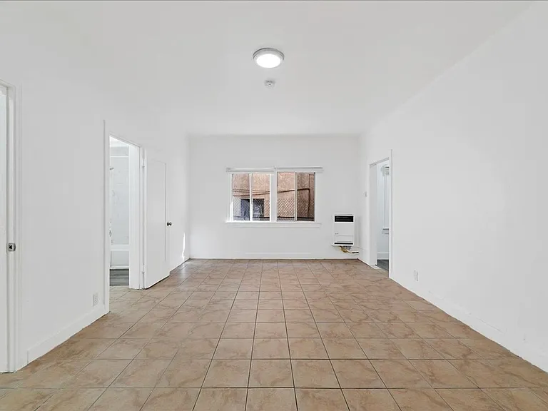 1475 W Adams Blvd #102 — Photo 2