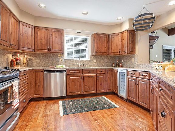 5th image of 193 Larkspur Ln