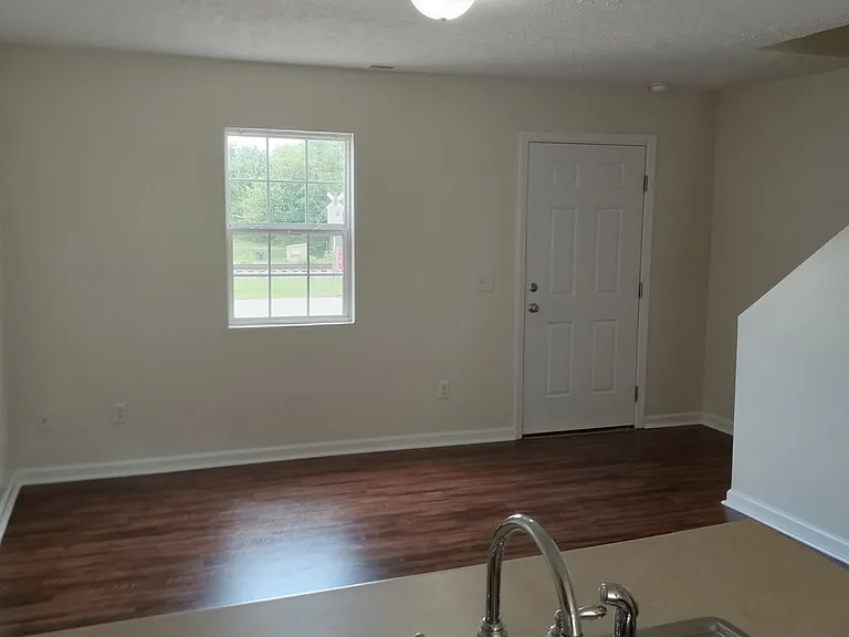 312 Kenova Ave — Photo 10