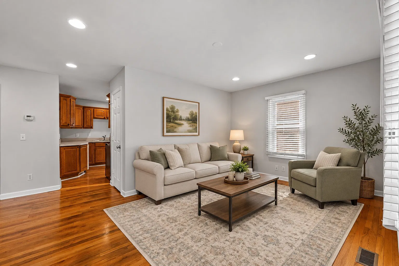 3 bed, 1200 sqft, $2,700 — Photo 2