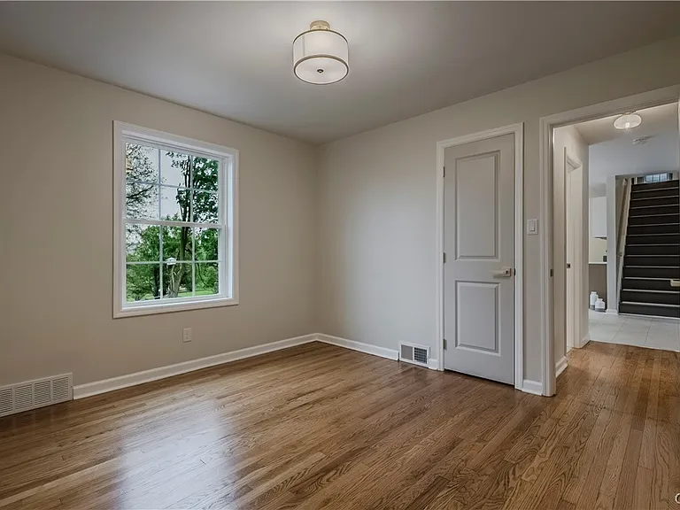 8 Terrace Hill Dr — Photo 32
