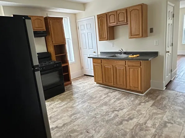 354 Hampden St #2, Holyoke, MA 01040