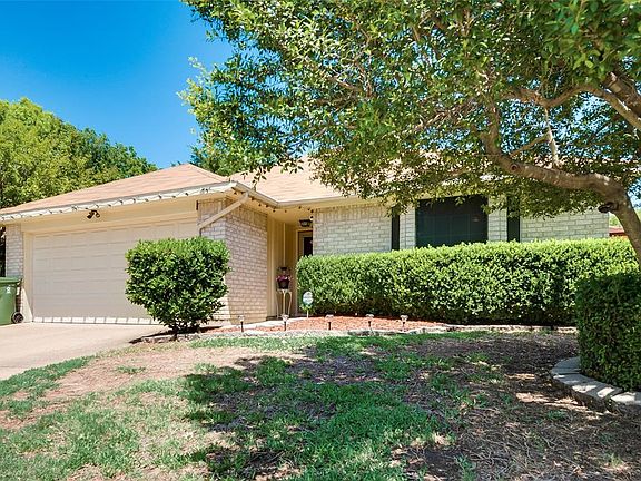 2nd image of 204 Caprock Dr