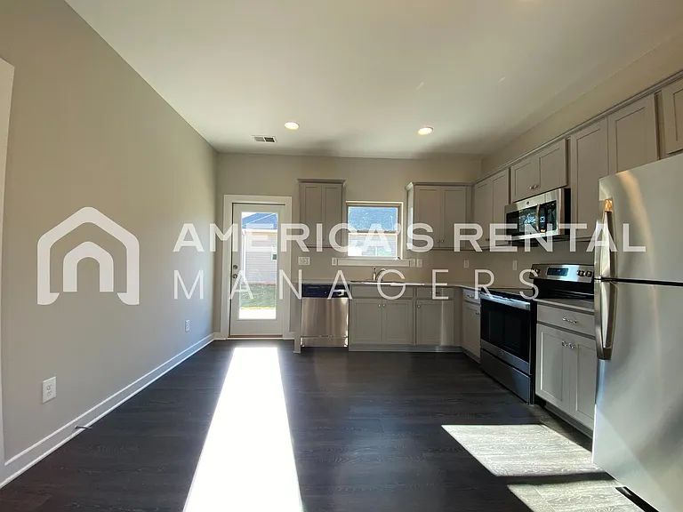 215 White Oak Cir — Photo 2