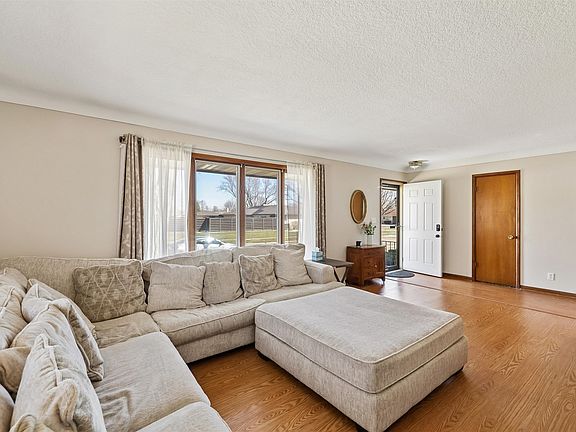 5th image of 313 SE 9th St