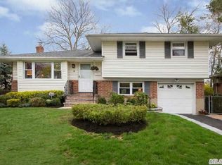 18 Spector Ln, Plainview, NY 11803