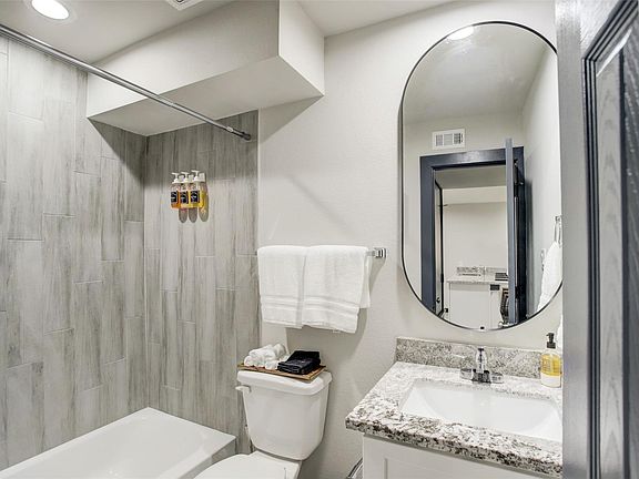 5th image of 3448 Elgin St #1
