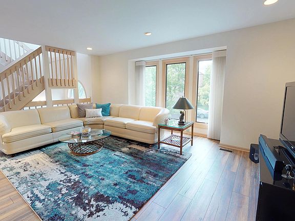 5th image of 963 W Essex Pl