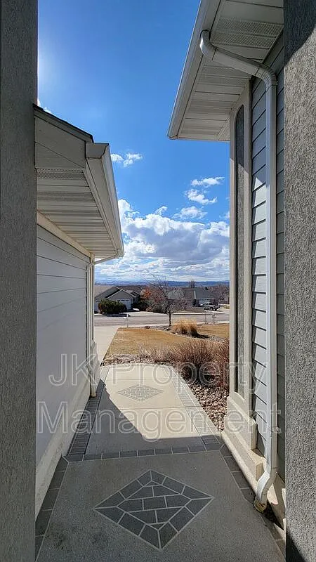 5 bed, 3.5 bath, 3755 sqft, $3,320 — Photo 2