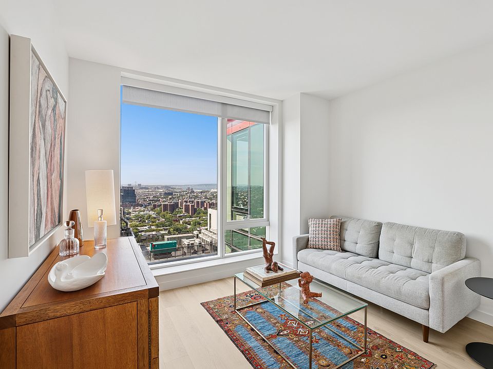 1st image of 17 Hanover Pl #28E
