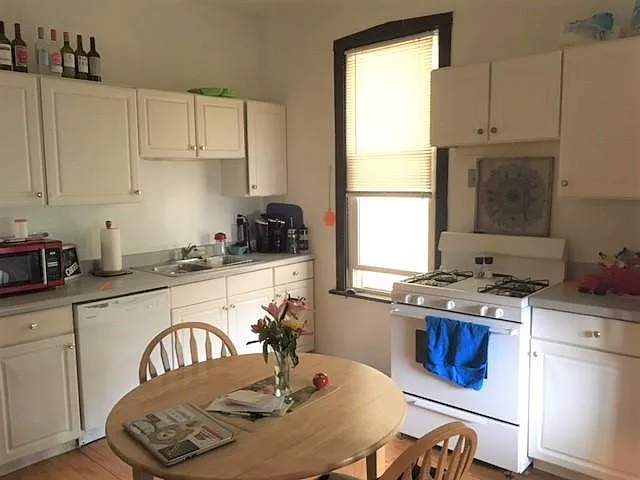 1911 W Eddy St #1 — Photo 6