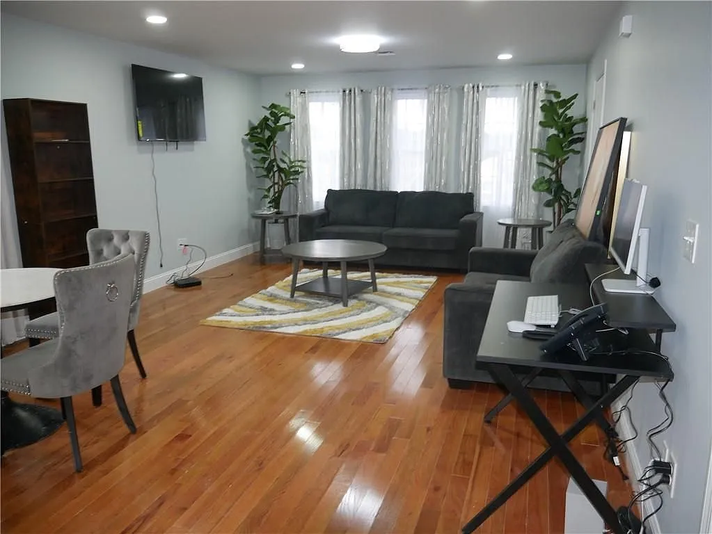 3 bed, 2.0 bath, 1419 sqft, $3,500 — Photo 4