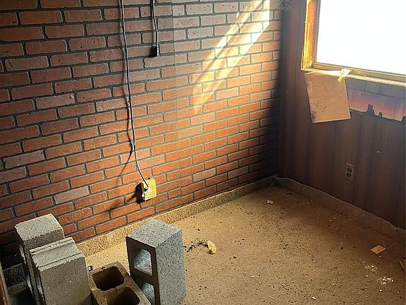 5th image of 205 S Matthews Pl