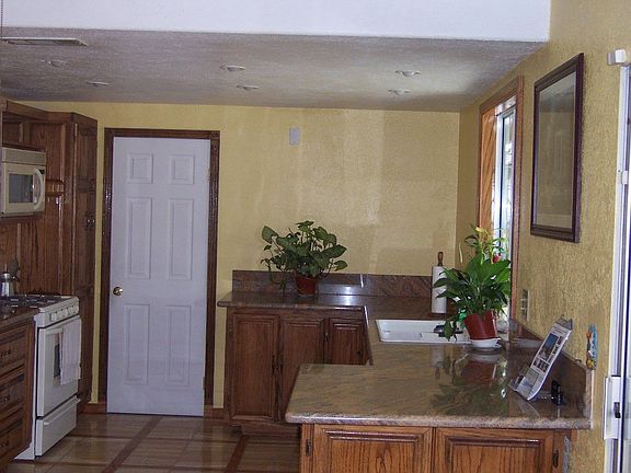 Remodeled Kitchen w/ custom cabinets& granite counters