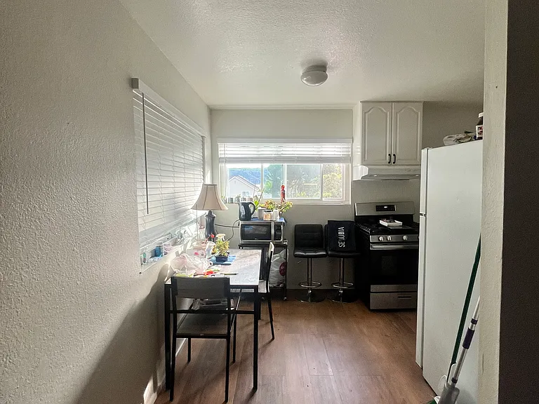 582 E H St #4 — Photo 4