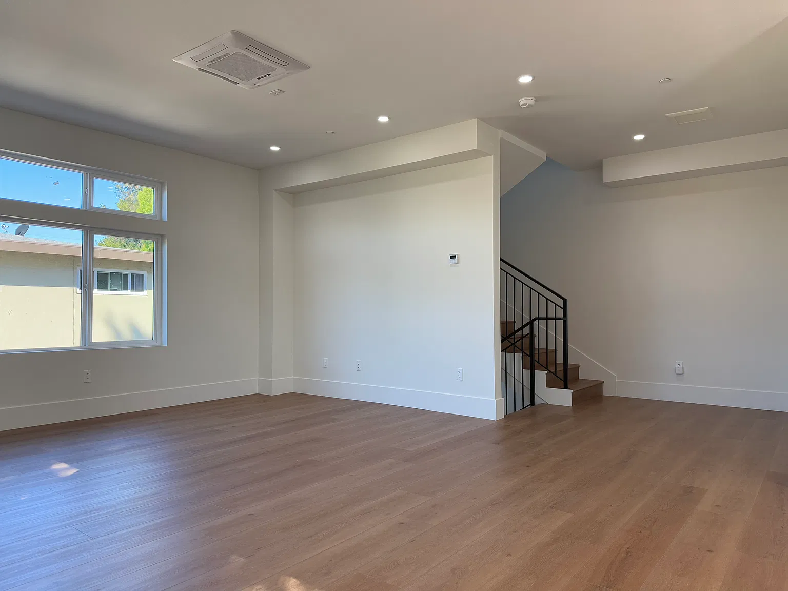 3 bed, 2185 sqft, $8,200 — Photo 4