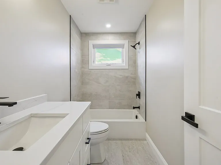 110 Stowe St — Photo 7