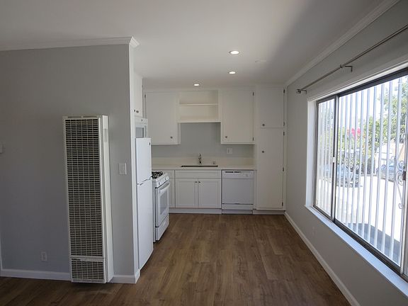 3rd image of 1357 Edgecliffe Dr APT 2