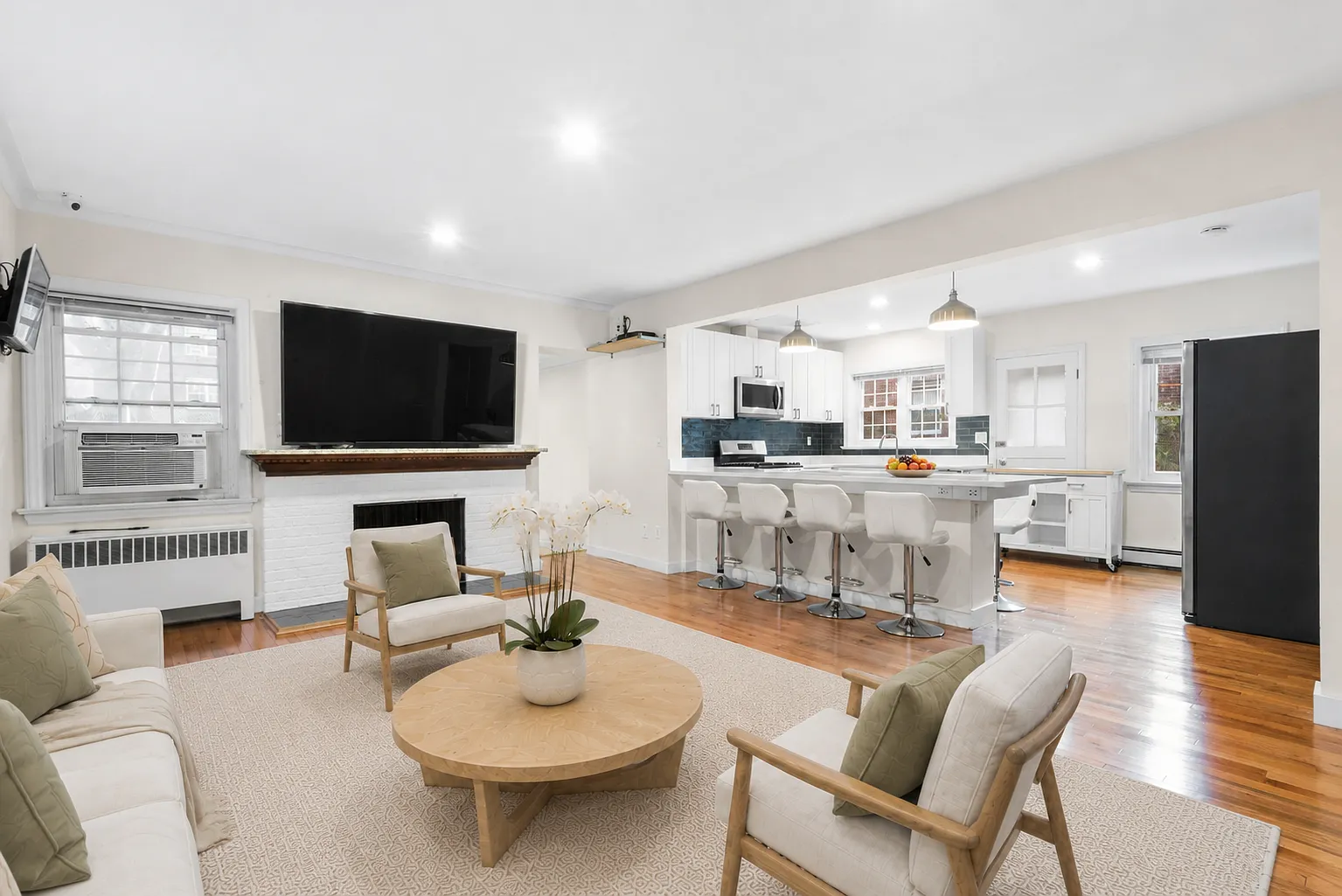 4 bed, 1785 sqft, $4,700 — Photo 2