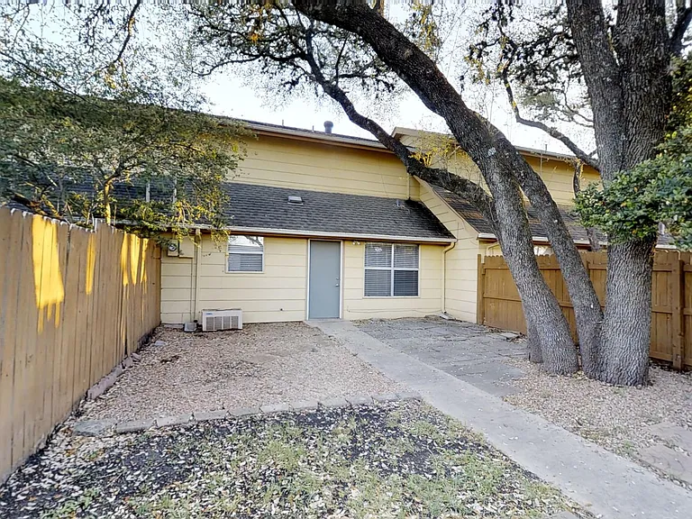 Boerne Townhomes — Photo 8