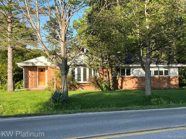 2425 Strawberry Ln, Port Huron, MI 48060