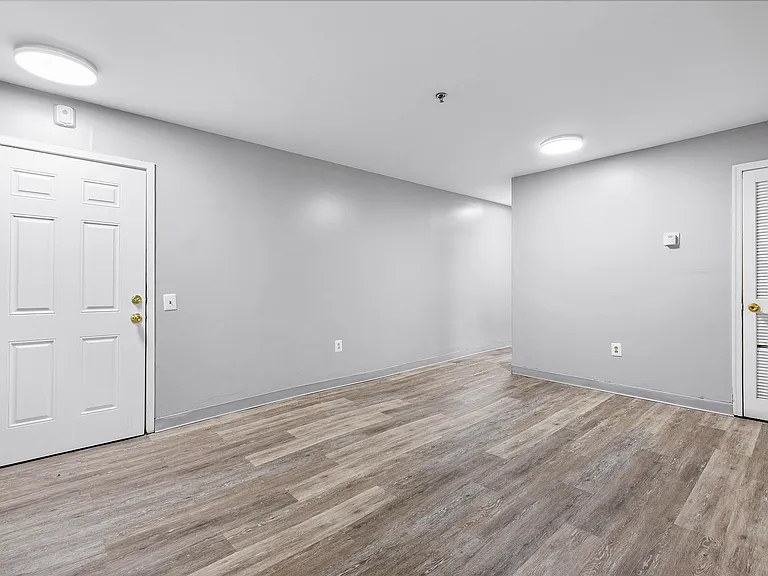 Edgewood Apartments — Photo 7