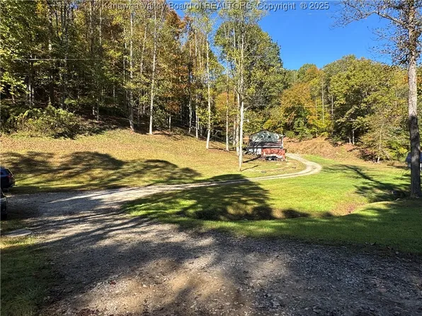 98 Coco Rd, Elkview, WV 25071