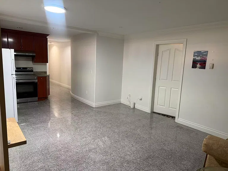 16433 93b Ave #BASEMENT — Photo 2