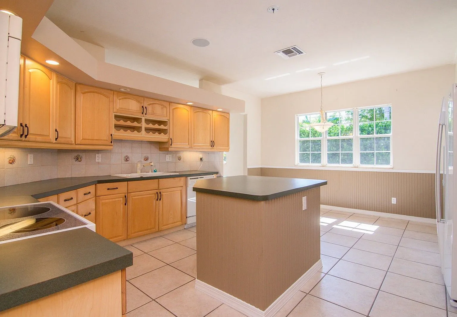 3 bed, 2.0 bath, 2588 sqft, $3,195 — Photo 4
