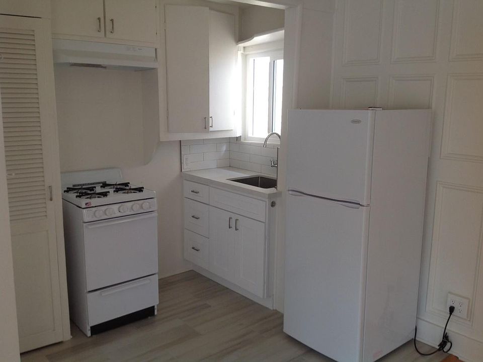 2nd image of 933 18th St APT C