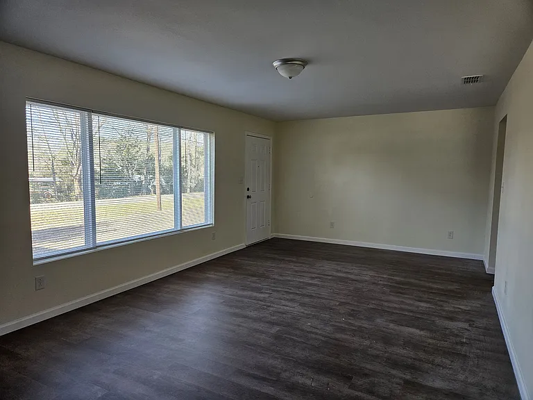 302 N Main St — Photo 5