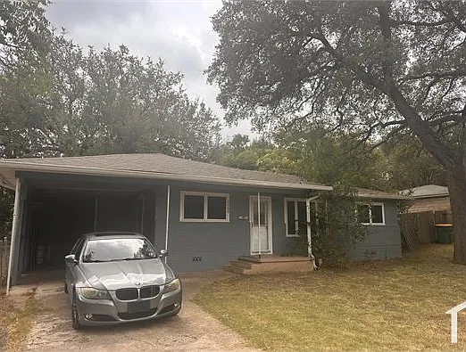 3 bed, 1036 sqft, $1,699 — Photo 1