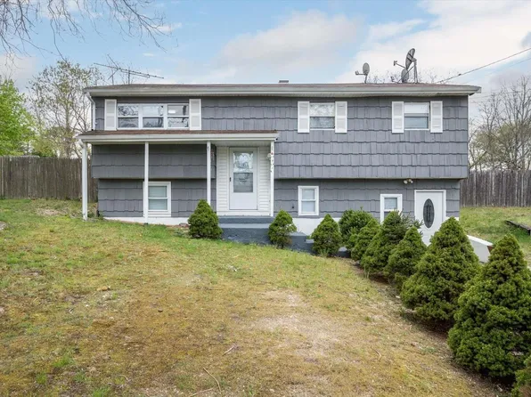 10 Maple Place, Central Islip, NY 11722