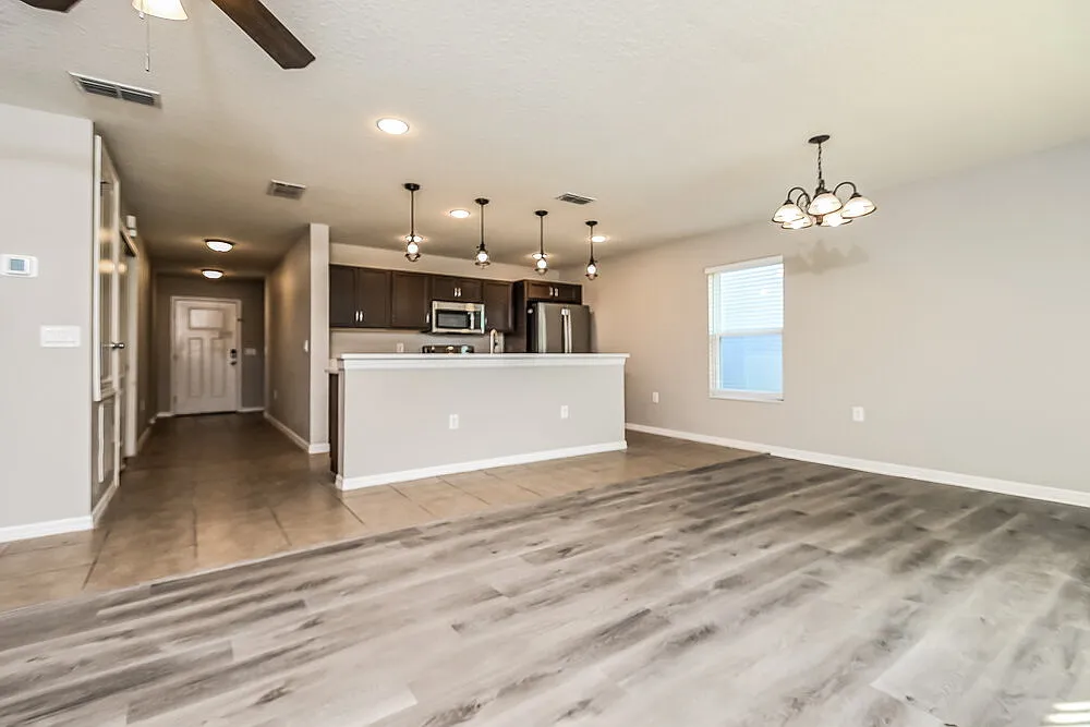 4 bed, 2.0 bath, 1728 sqft, $3,670 — Photo 4