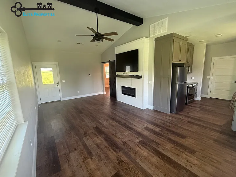 15196 Farm Road 1055 — Photo 7