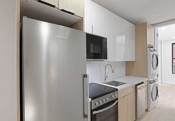4th image of 128 E 86th St APT 2A