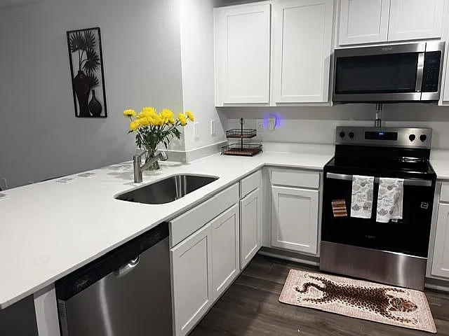 3 bed, 2.0 bath, 1800 sqft, $1,139 — Photo 4