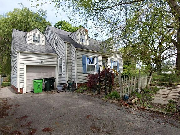 3rd image of 536 Portage Rd